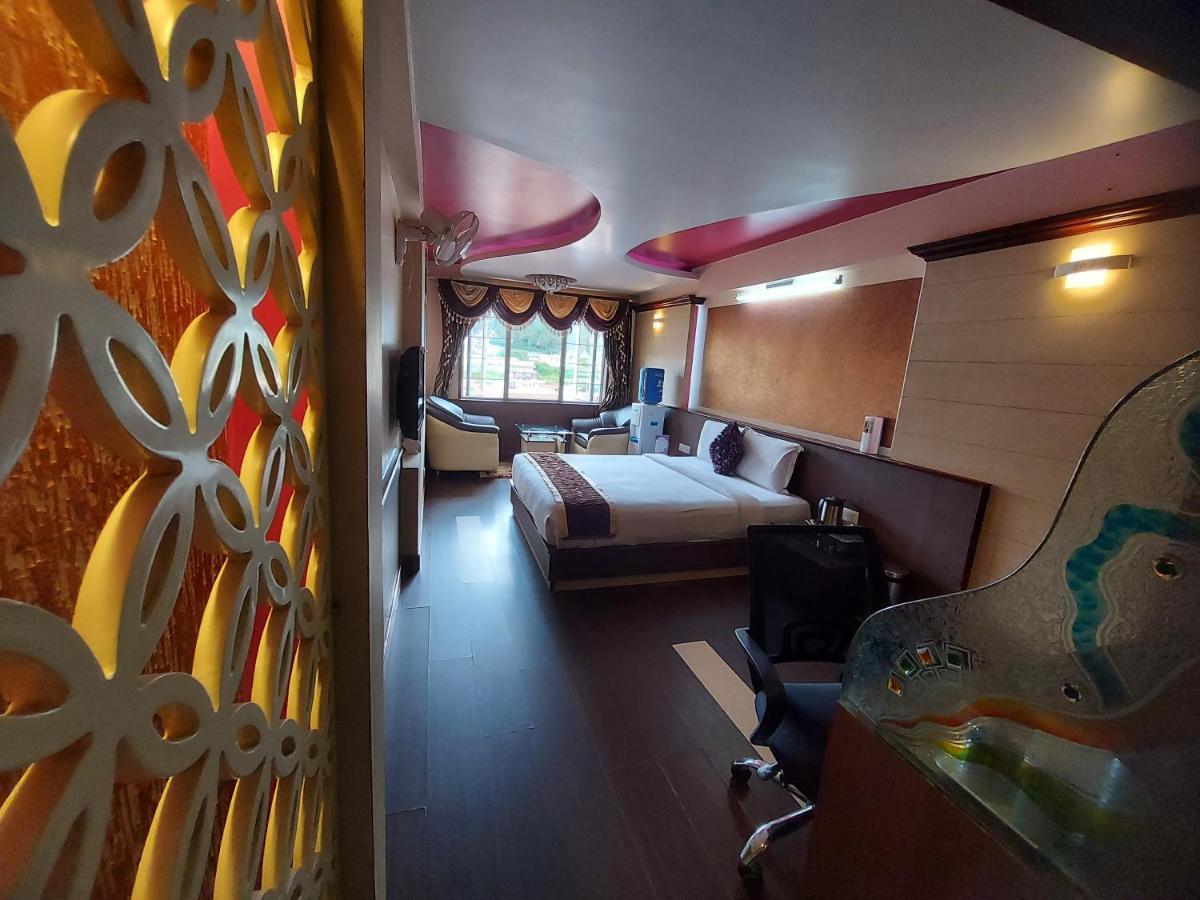 Готель Astoria Residency Уті Екстер'єр фото