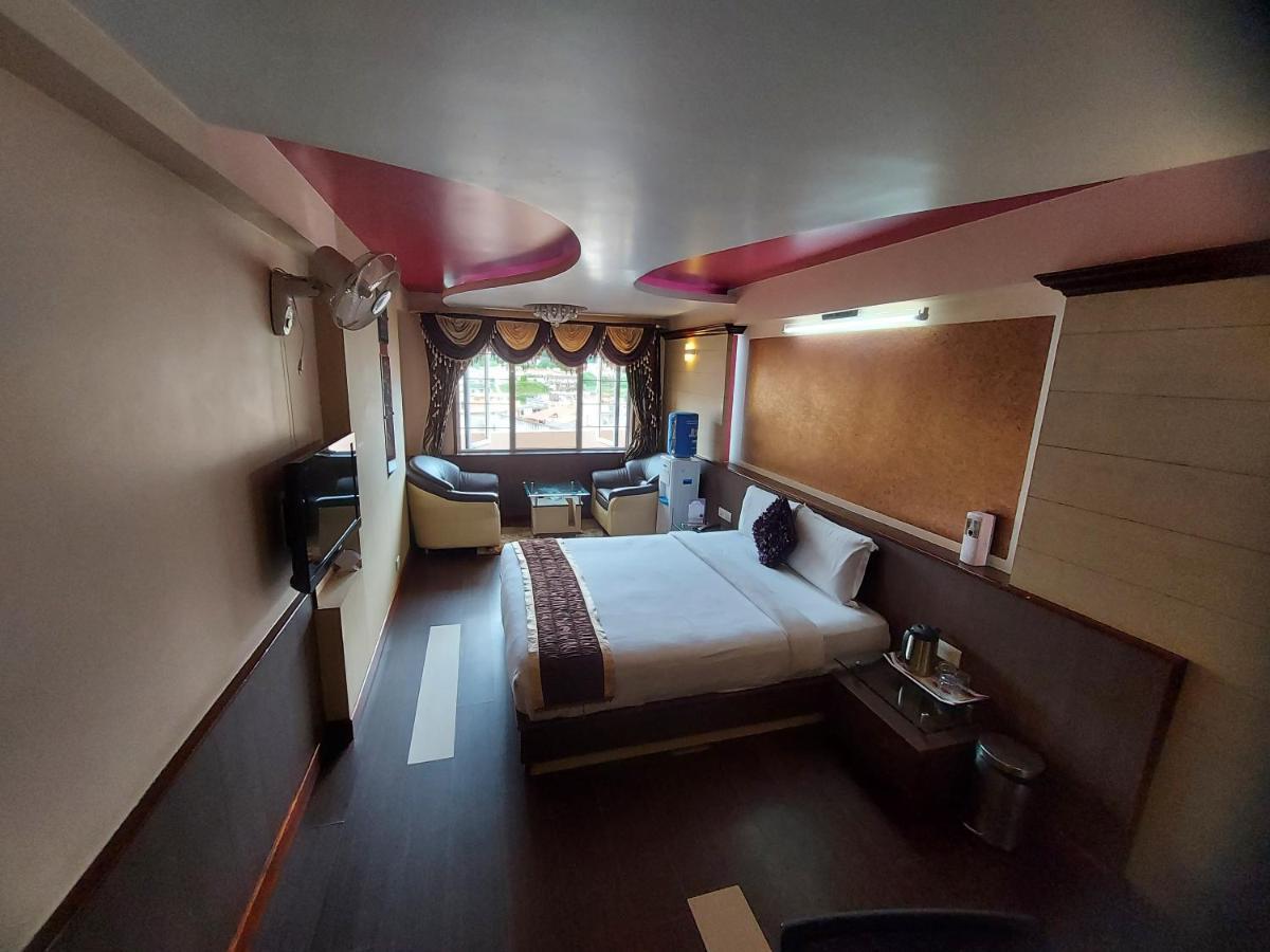 Готель Astoria Residency Уті Екстер'єр фото