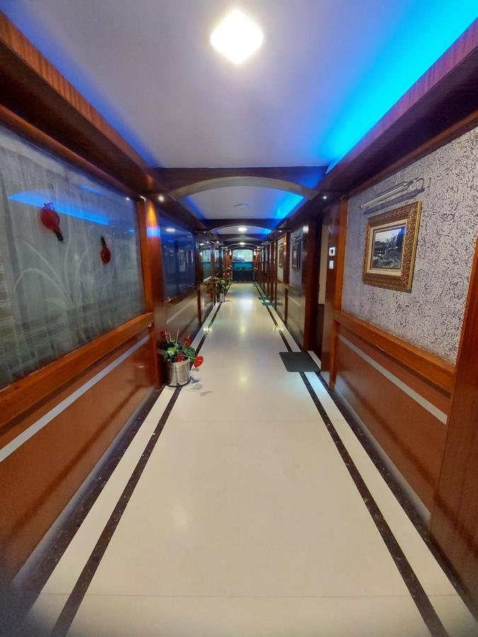 Готель Astoria Residency Уті Екстер'єр фото