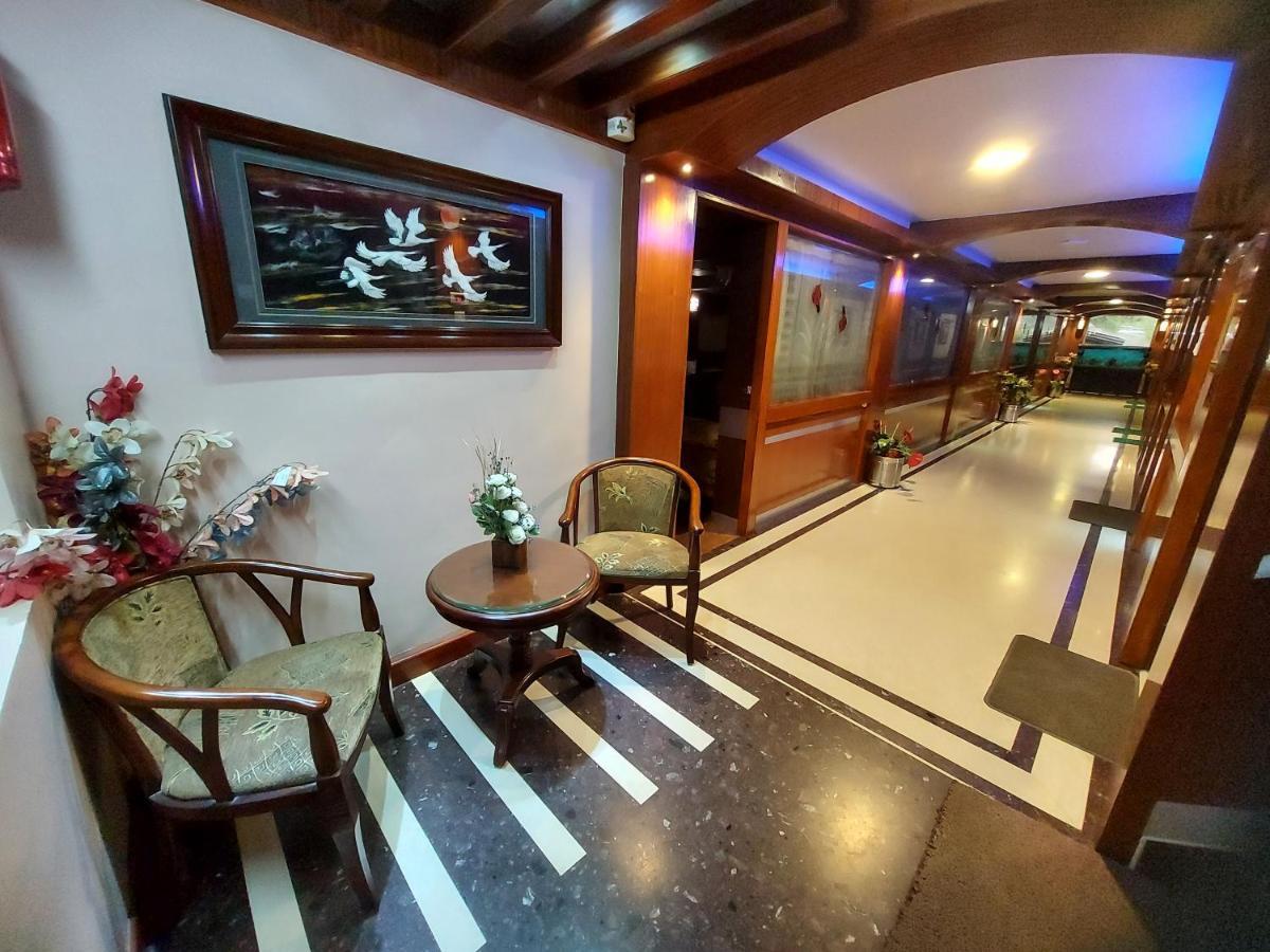 Готель Astoria Residency Уті Екстер'єр фото