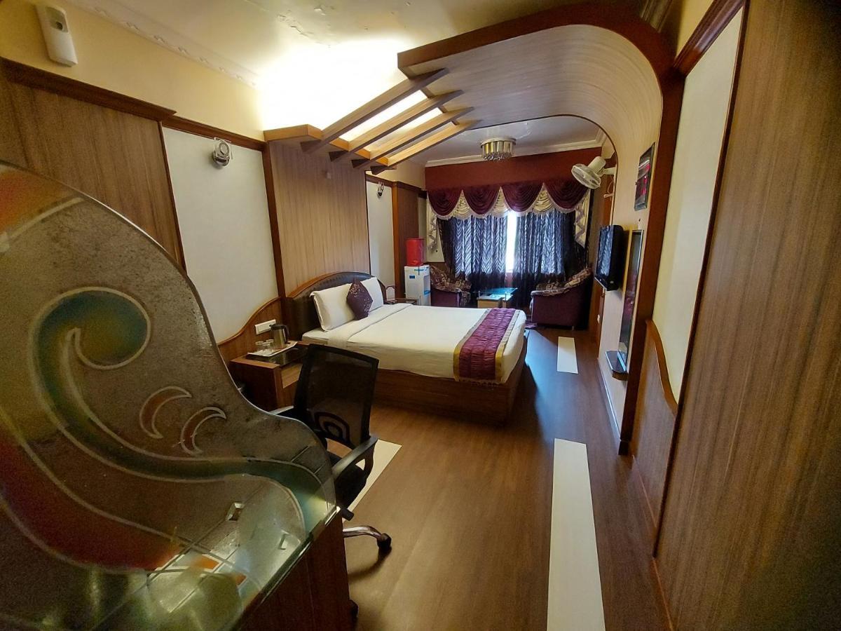 Готель Astoria Residency Уті Екстер'єр фото
