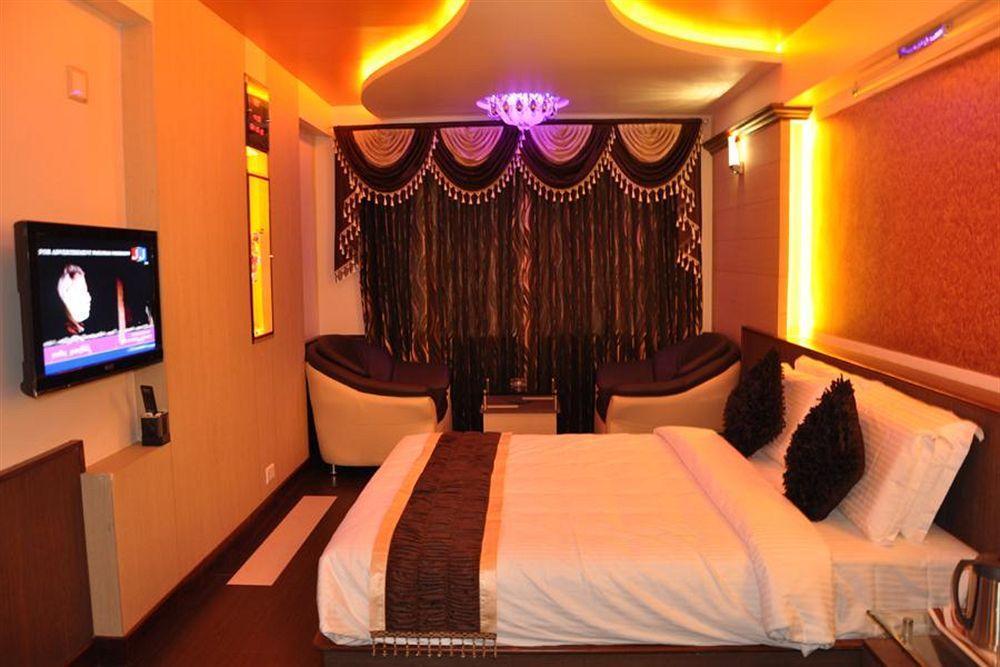 Готель Astoria Residency Уті Екстер'єр фото