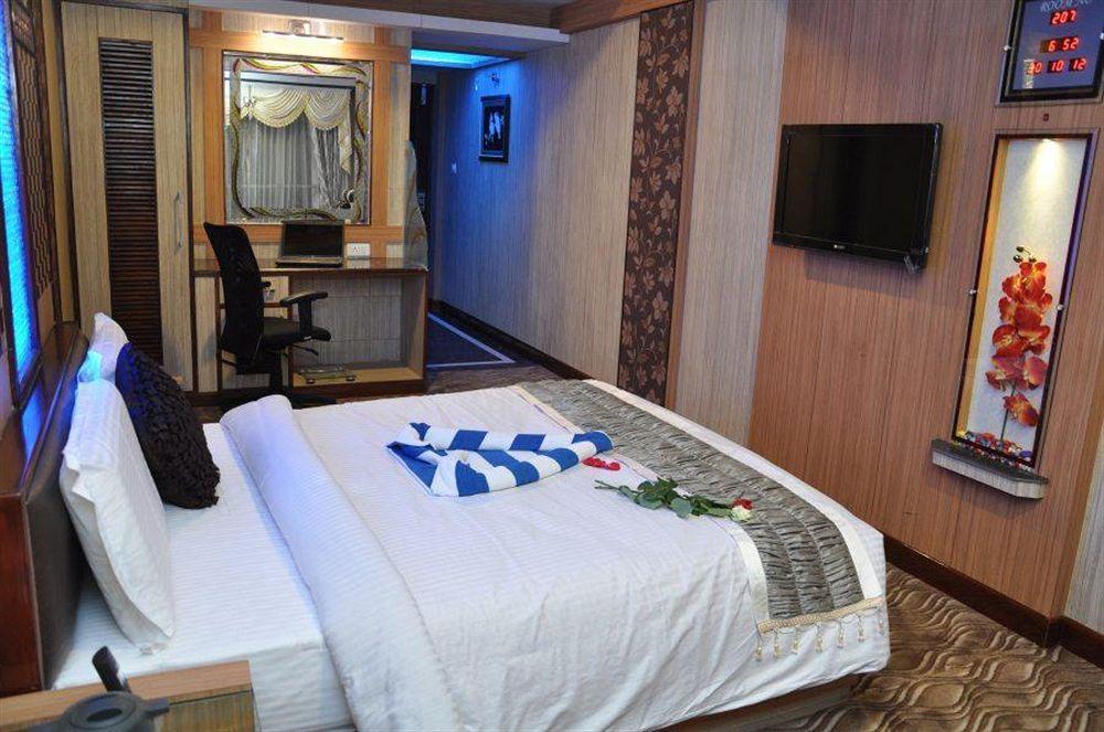 Готель Astoria Residency Уті Екстер'єр фото