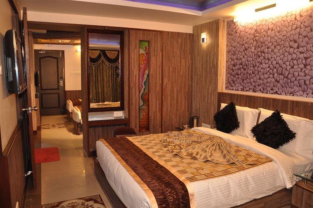 Готель Astoria Residency Уті Екстер'єр фото