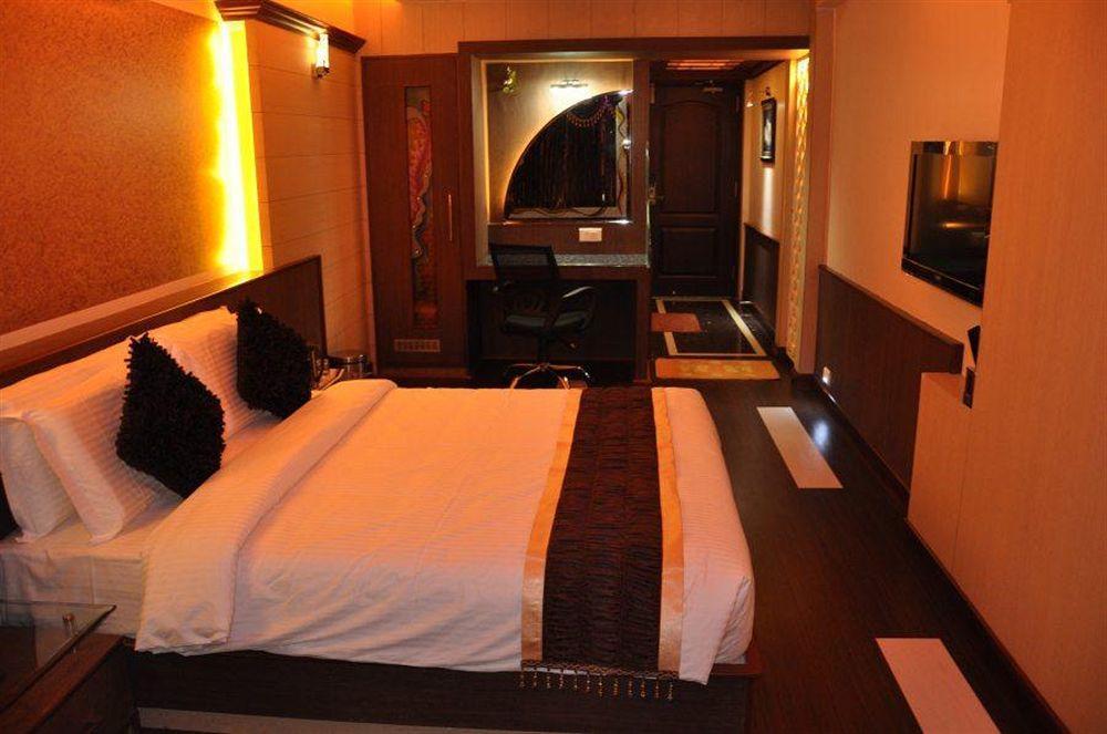 Готель Astoria Residency Уті Екстер'єр фото