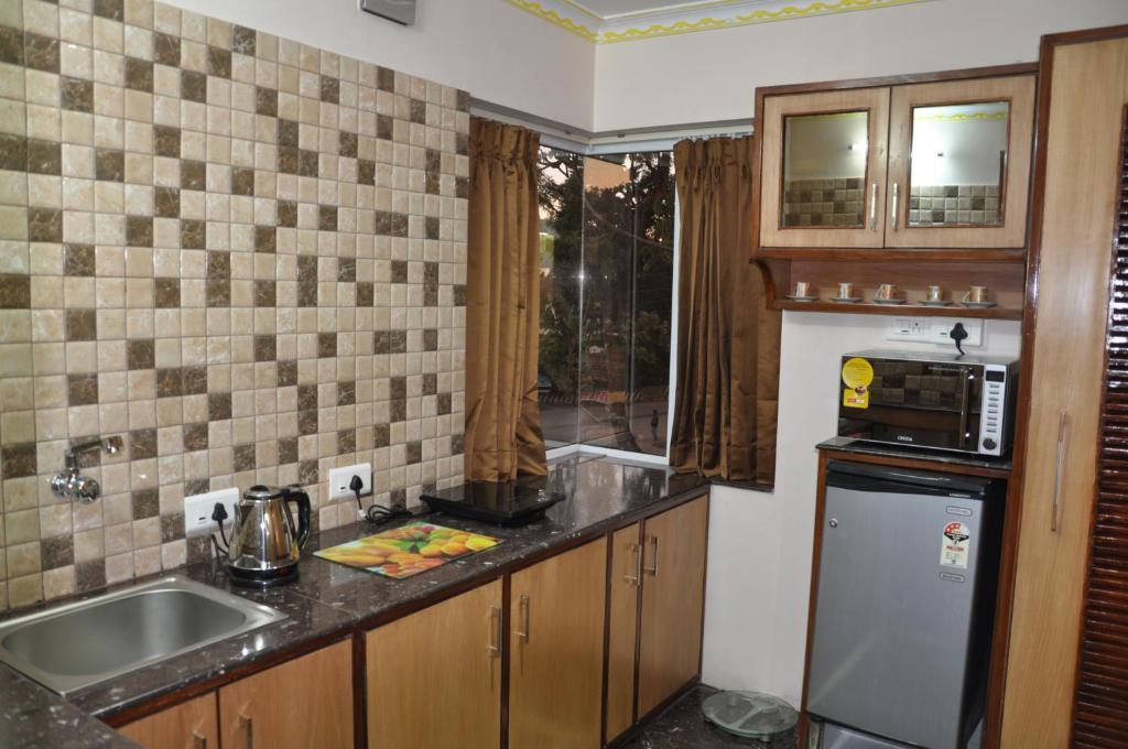 Готель Astoria Residency Уті Номер фото