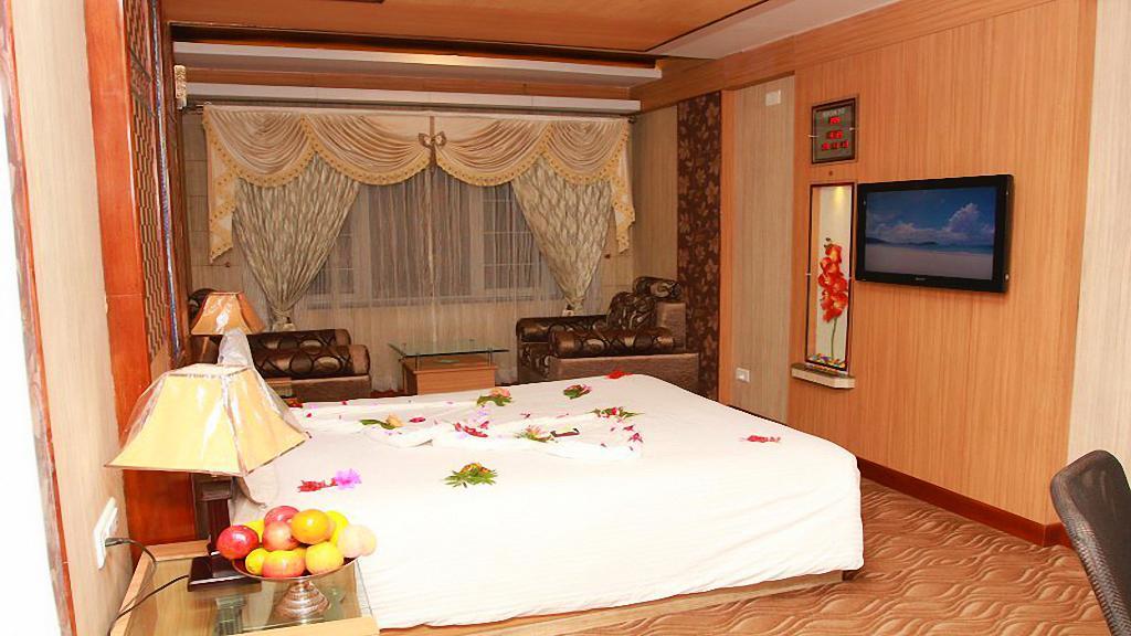 Готель Astoria Residency Уті Екстер'єр фото