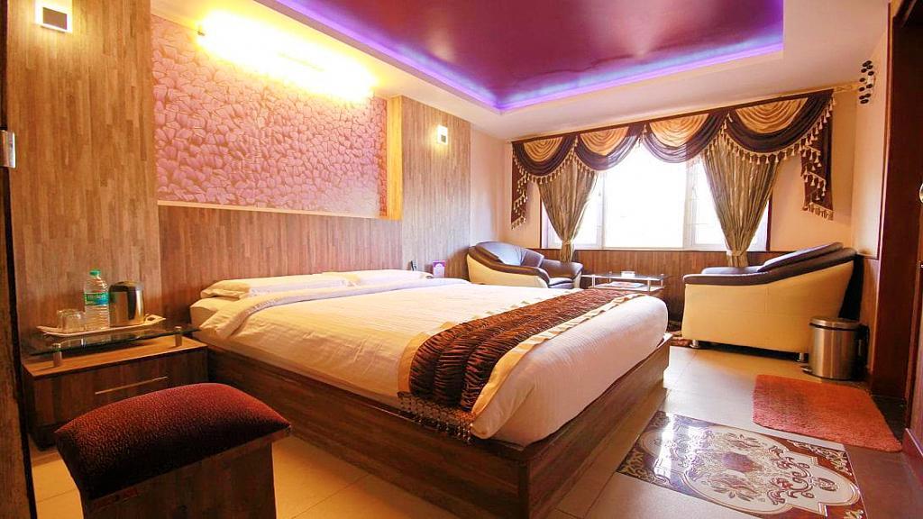 Готель Astoria Residency Уті Екстер'єр фото