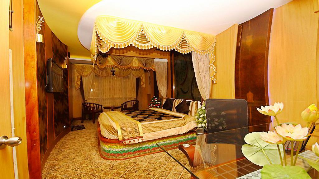 Готель Astoria Residency Уті Екстер'єр фото